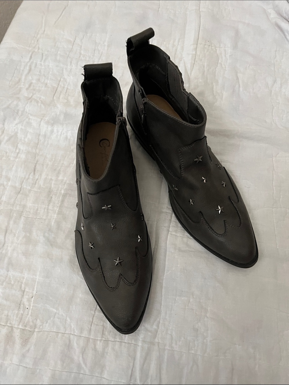 Women's Dark Gray Star-Accent Leather Ankle Booties